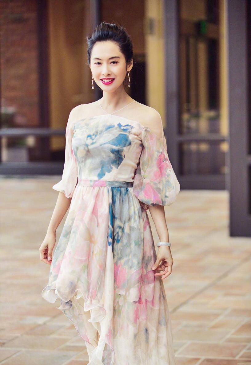 原创48岁朱茵身材走样了穿黑色抹身材皮裙好显胖小肚腩不忍直视