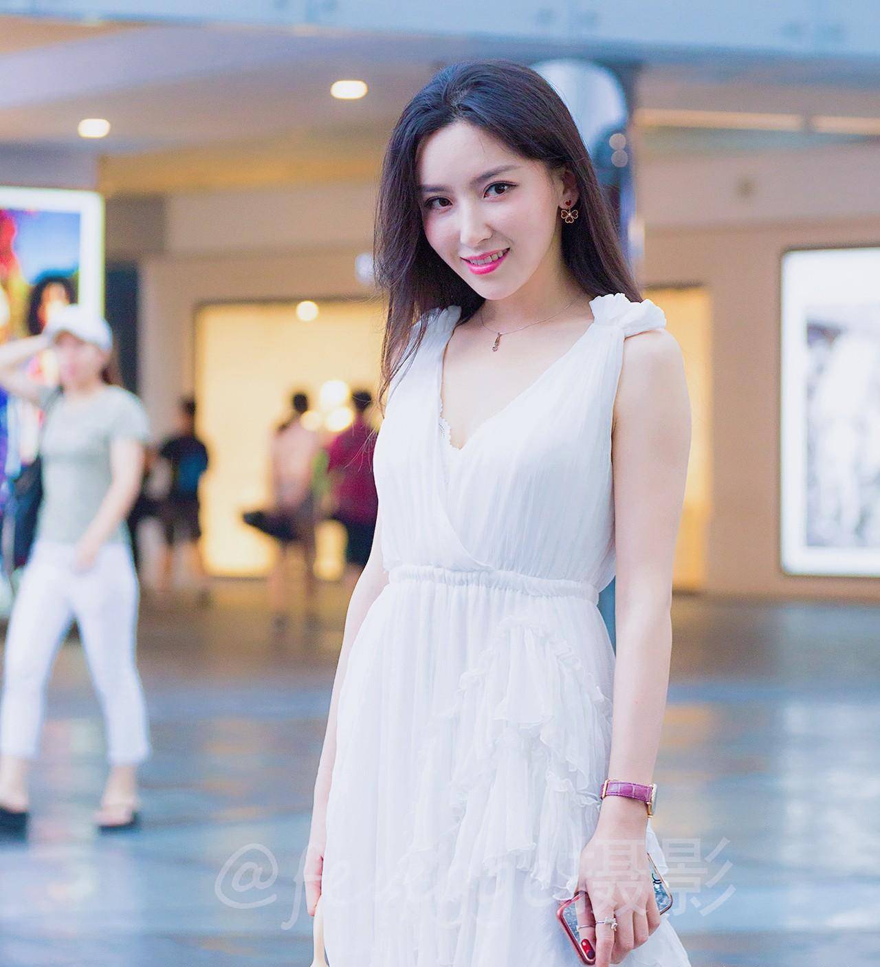 穿白裙子的姑娘 人美裙子美脚丫也很美 好像还有点自恋 美女 仙女 紫边