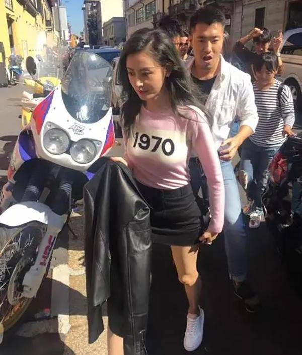 张天爱早期活动照曝光，被指形象变化太大，网友：“以为是路人”_娱乐_爱的_身材
