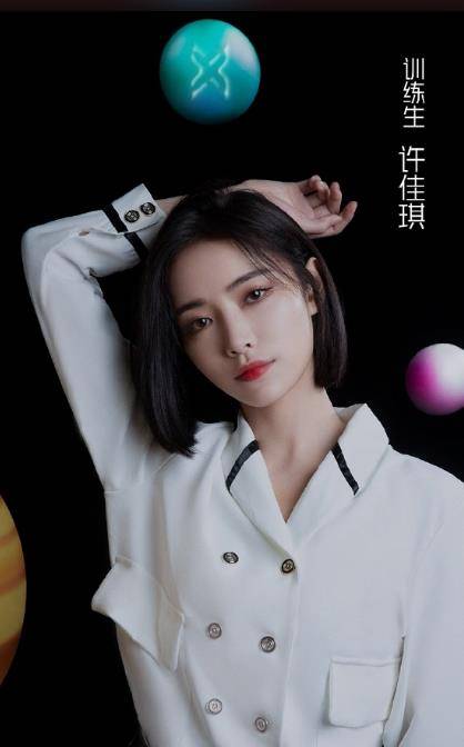 唯一不一样的也许就是王雅君老师头顶的"主题曲词作人"这个头衔吧!