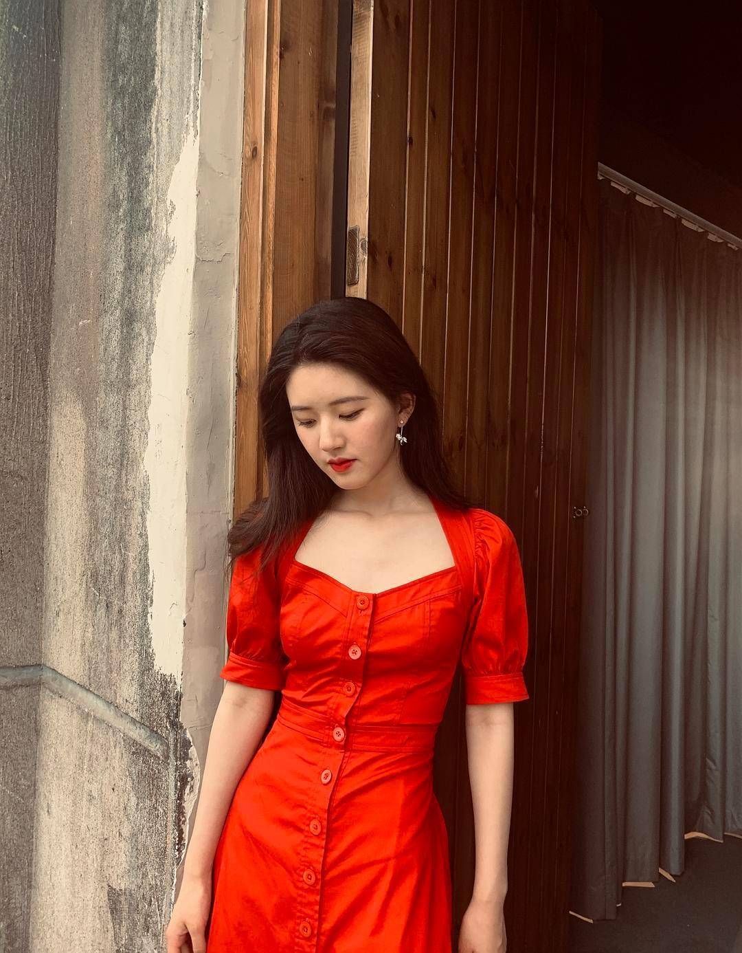 原创赵露思红裙惊艳这身材比例也挺好脸就有些吃亏明明是很瘦的