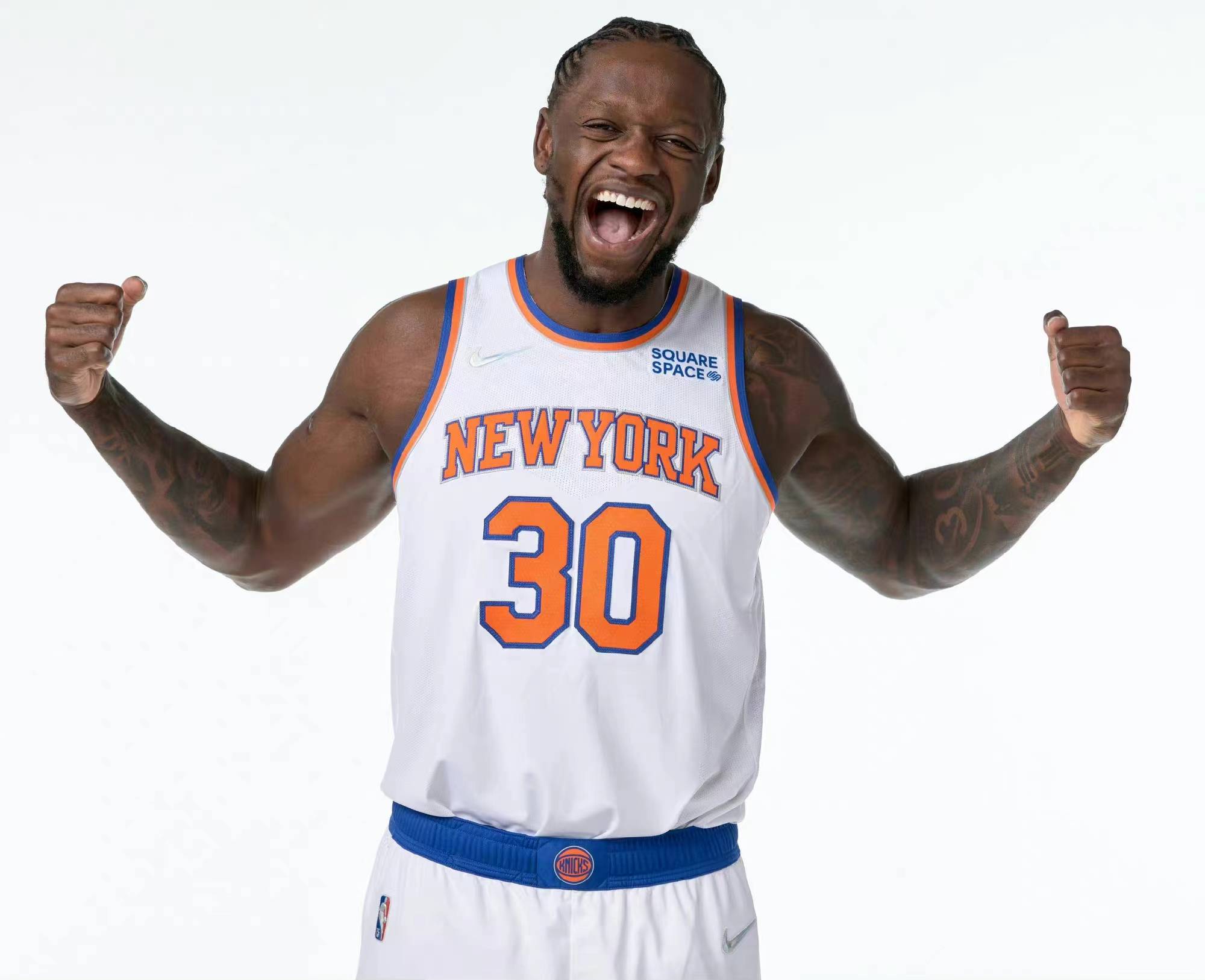 今年27岁的朱利叶斯·兰德尔身高203cm,体重113kg,在场上司职大前锋.