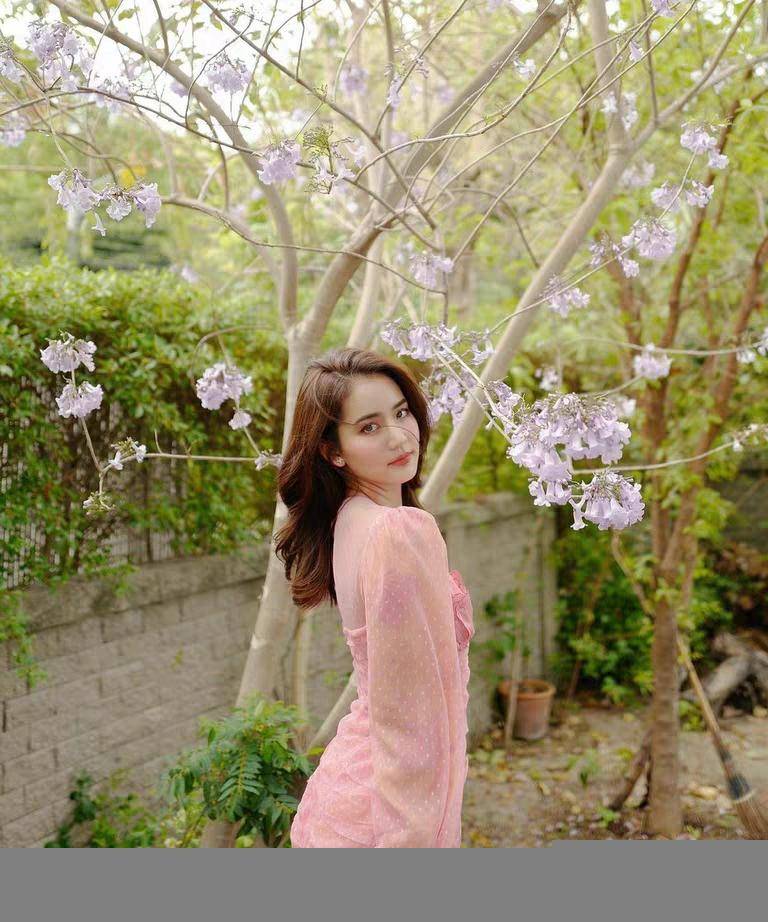 身穿樱花粉气质连衣裙,温柔优雅,名媛风十足_进行_款式_系列