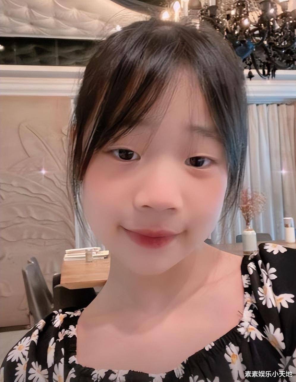 小s10岁女儿玩自拍,曝光家中豪华装修,一个水晶吊灯价值百万_老三_许