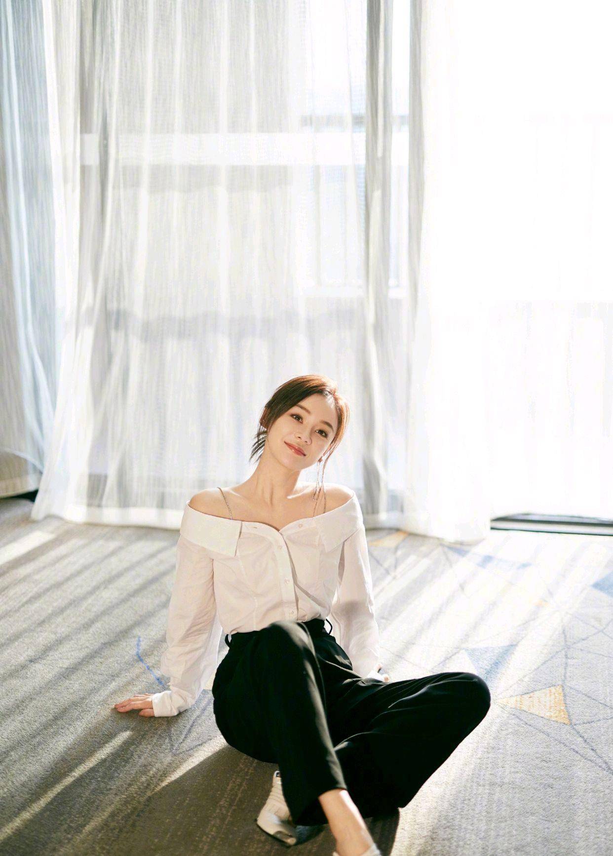 原创袁姗姗的衣品就是好身穿薄荷绿上衣搭配蓝色牛仔裤清新又时髦