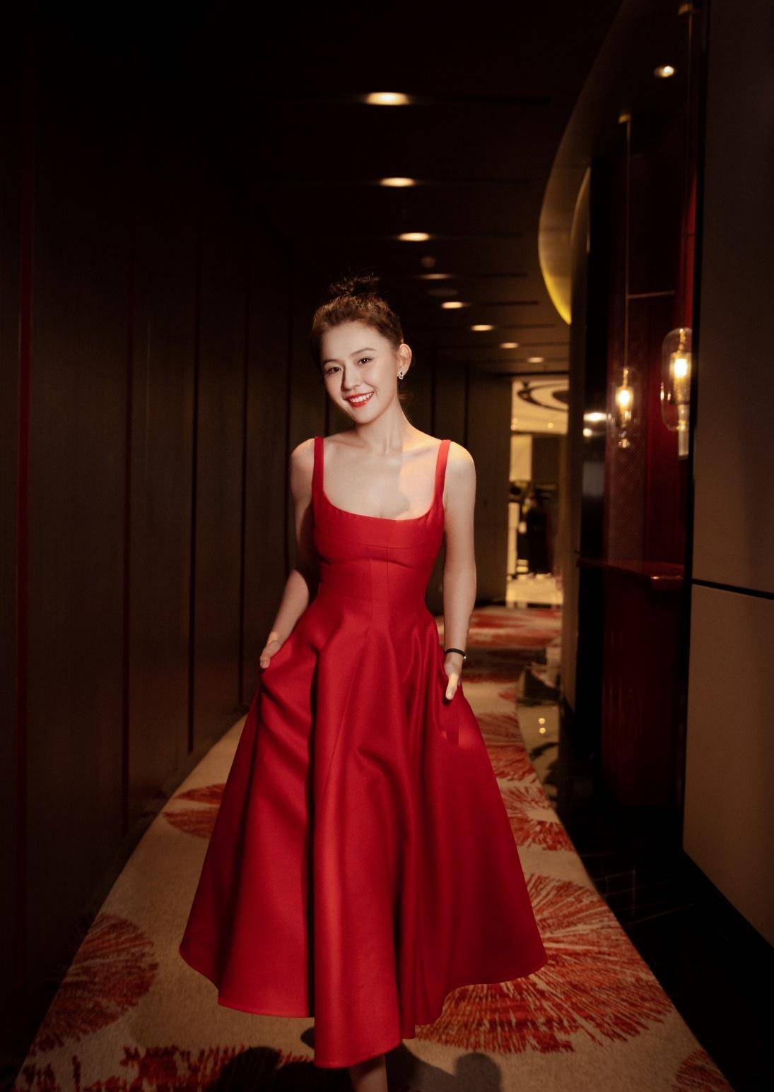 原创热依扎演什么像什么穿衣风格更是随心切换出挑气质令人心动