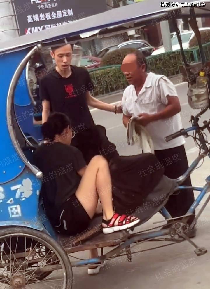 浙江：三轮车夫被女子当街锁喉，既可怜又可恨，穷也不能不负责任