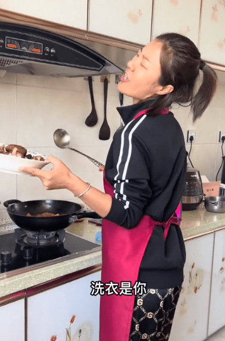 小黑姐:东北女孩"饭后清唱"圈粉千万,网友:被天使吻过的声音_实力派