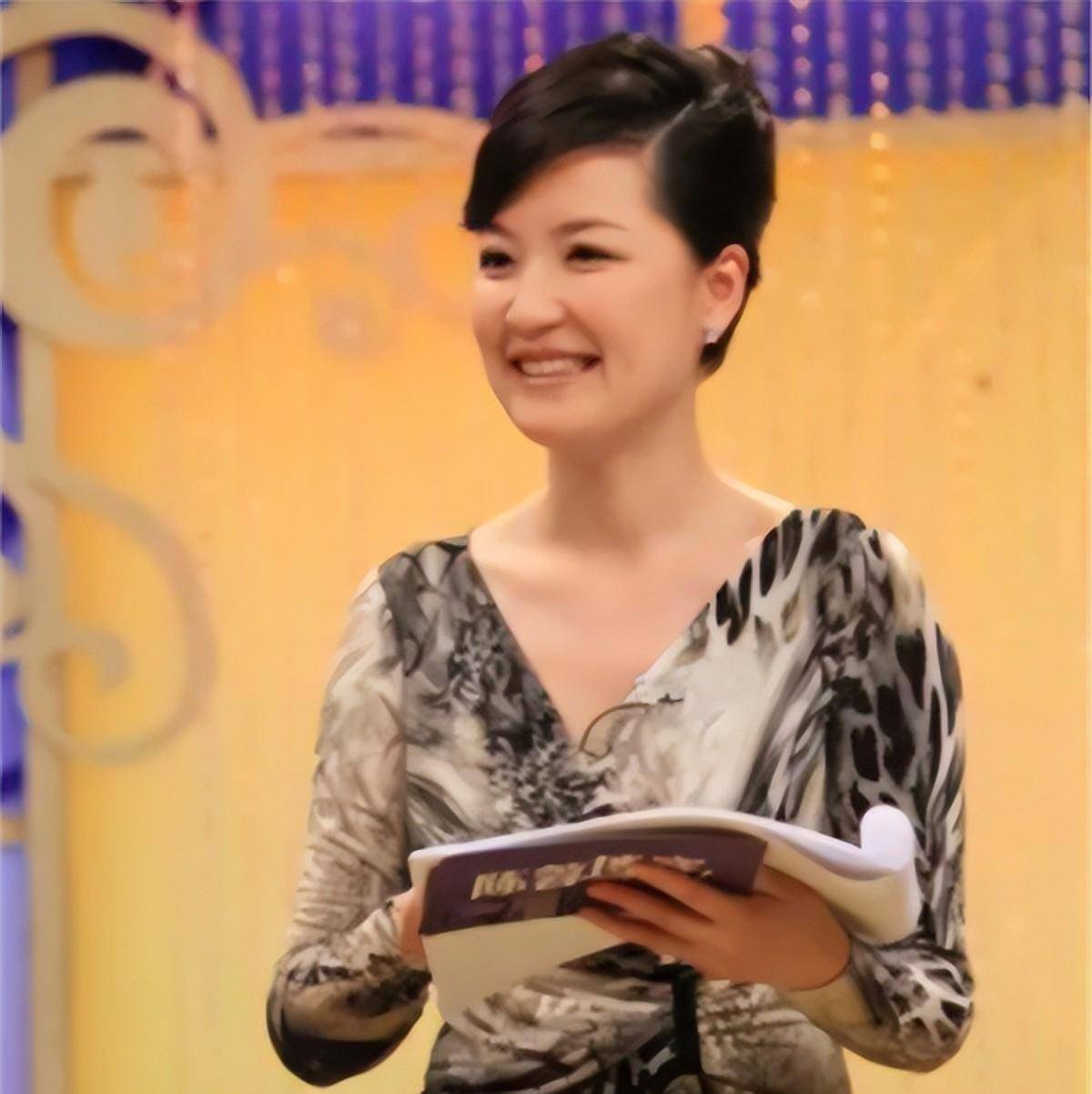 东方卫视当家花旦陈蓉,46岁了还是那样优雅,一家四口其乐融融_上海