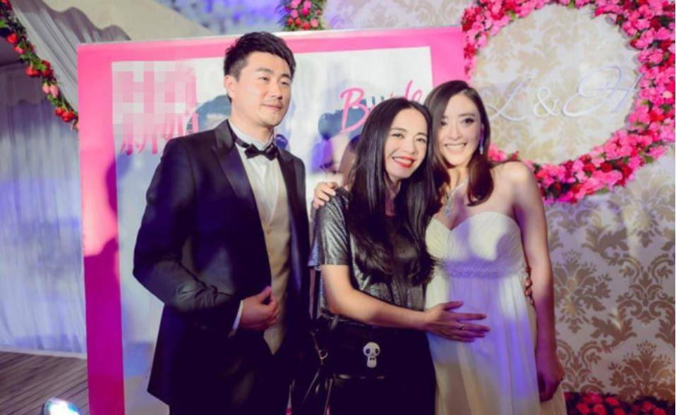 他们的婚姻受到了网友的关注与讨论,原来,黄小蕾和刘磊从认识到领证