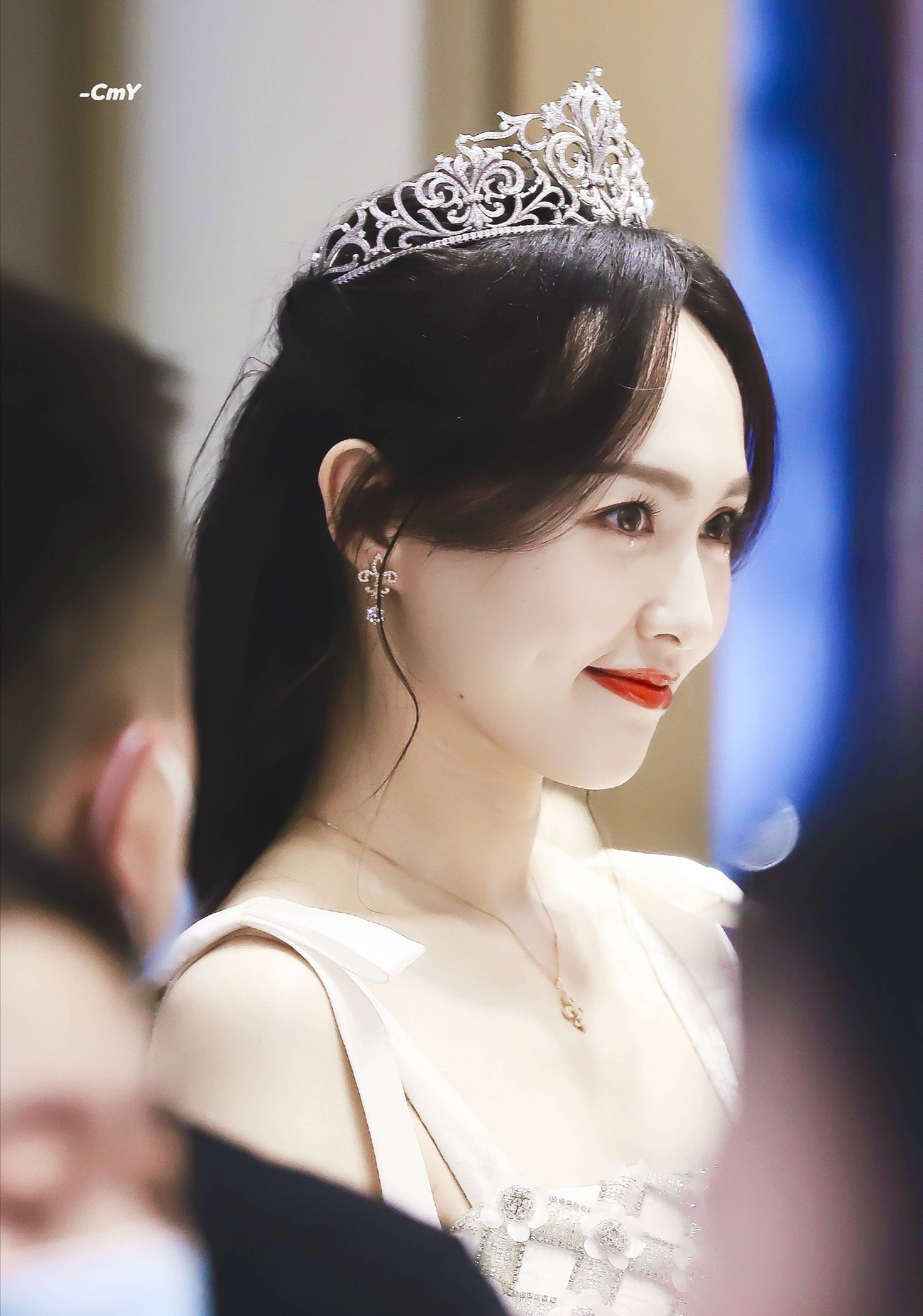 就说唐嫣,她前几日穿着一套白色的闪亮礼服,戴着王冠,在宁波参加珠宝