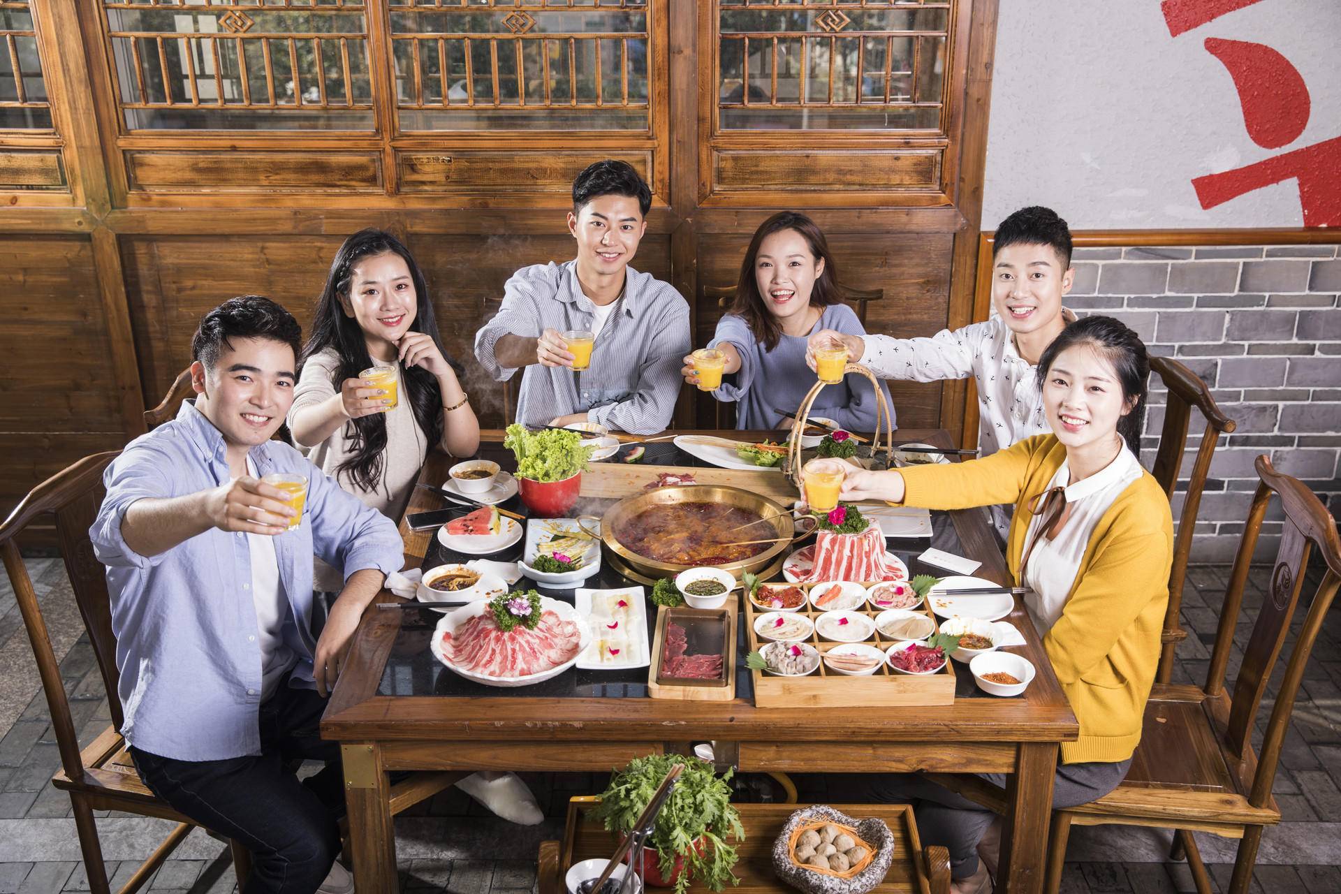 请2个同事吃饭,来了一堆人,我只买3人单:职场远离"渣"同事_明芳_赵玲