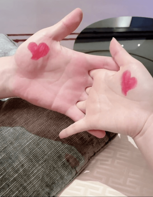 张馨予罕见秀恩爱,在何捷手上画爱心,十指相扣庆祝结婚四周年_纪念日