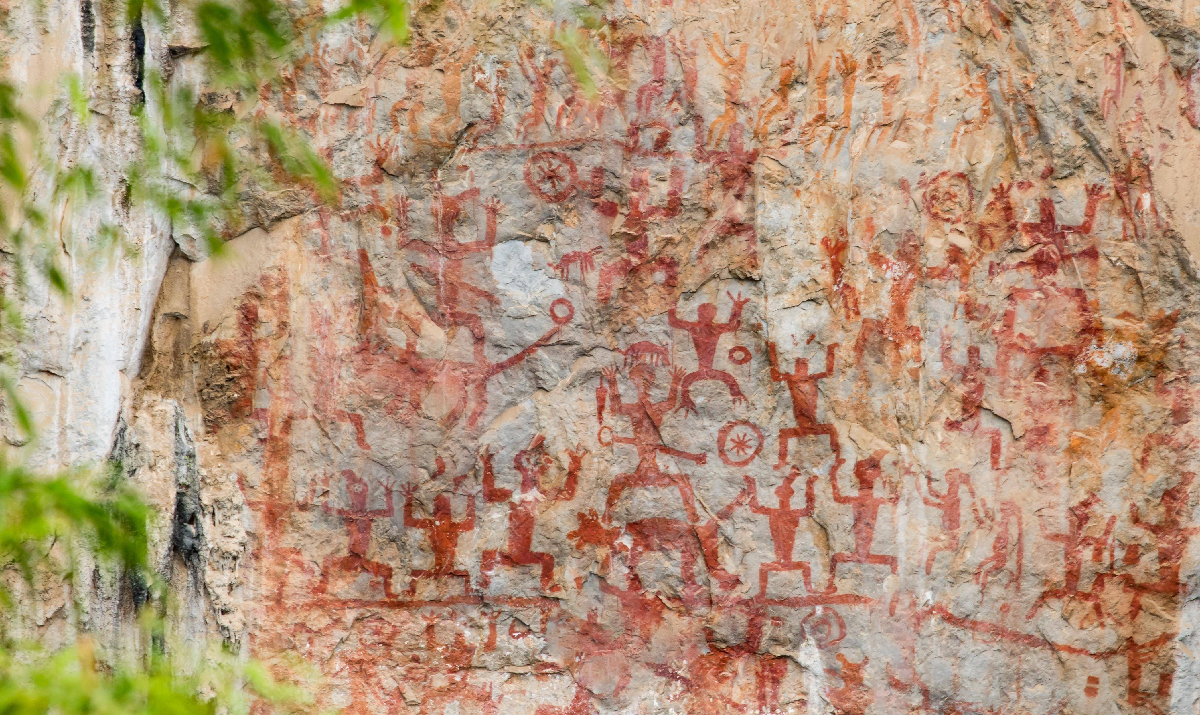 广西花山岩画之谜,揭秘两千年前的神秘天书,专家:悬崖上的敦煌