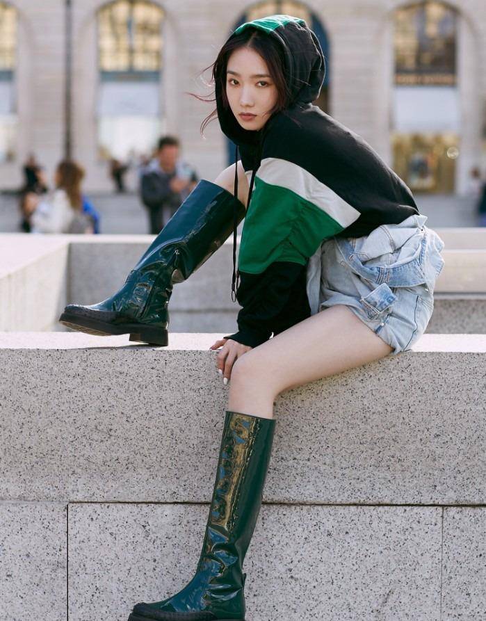 孟美岐为显腿细,就故意穿一双比腿还粗的长靴,谁知效果好到爆_造型