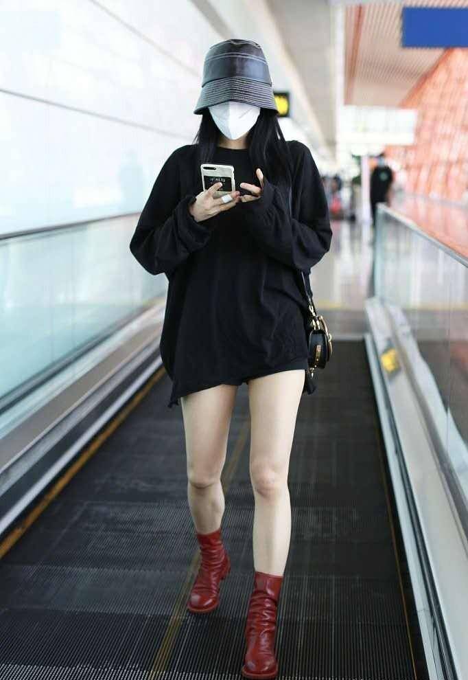 乘风破浪的姐姐王霏霏衣品好,黑上衣搭红皮靴,炫酷十足超显个性_黑色