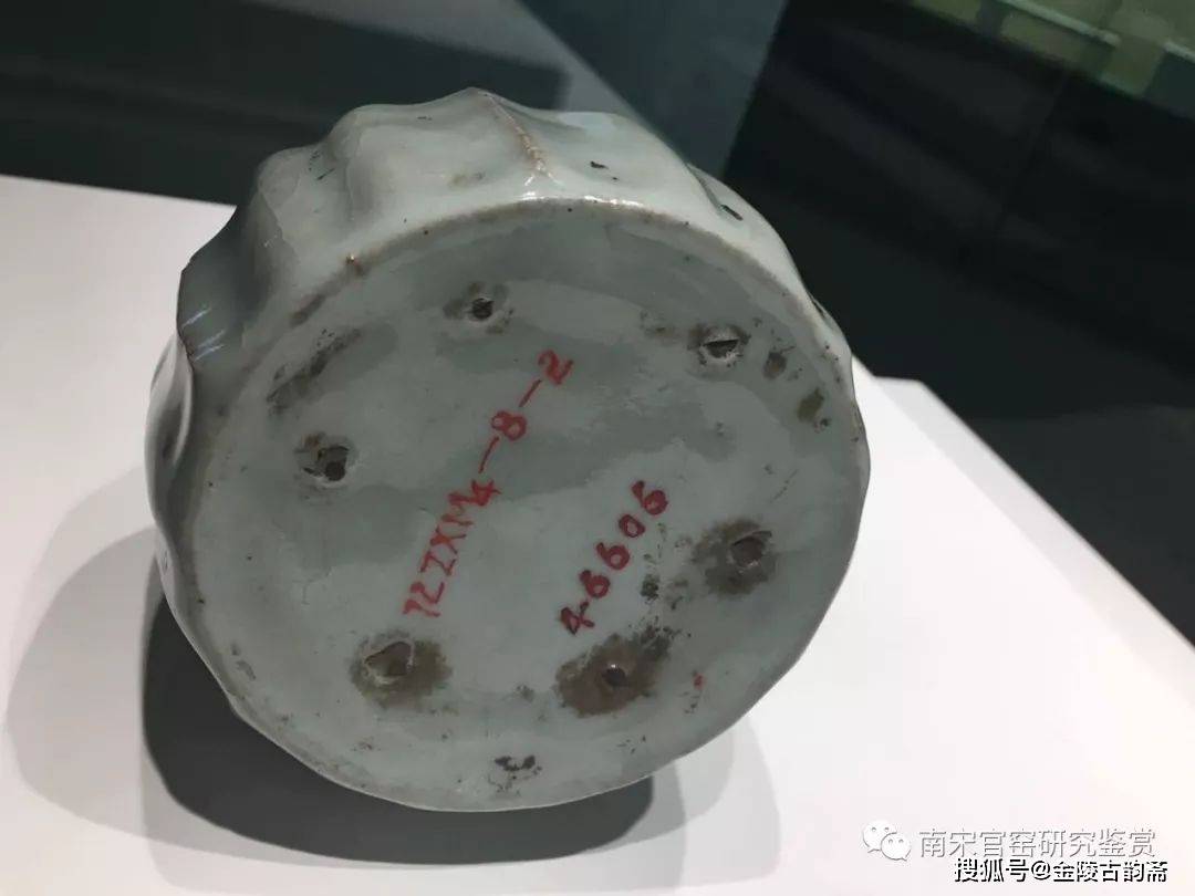 国宝级】南宋官窑粉青釉多棱直颈瓶高清大图鉴赏_汪世显_元代_文物