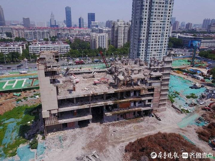 济南齐鲁宾馆157米烂尾楼拆除近尾声将变身广场和车站