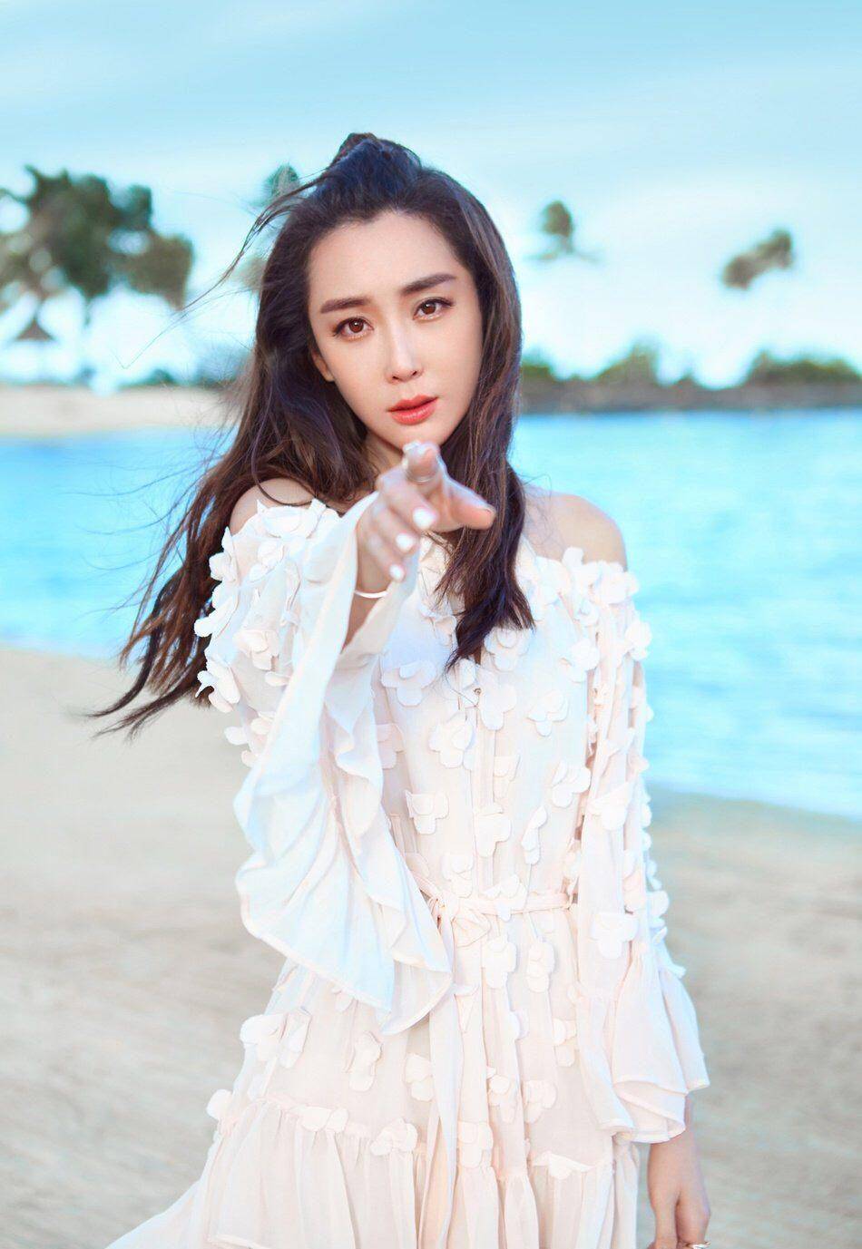 杜若溪好会穿,一字肩白色连衣裙清新俏皮,难怪能俘获严屹宽的心_身材