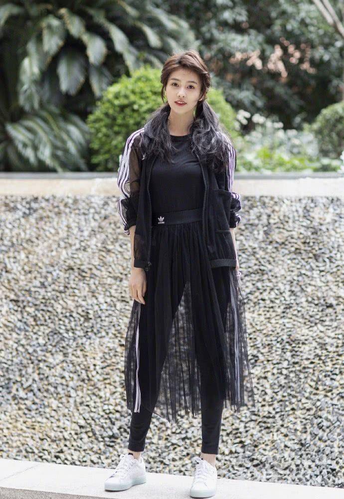 白鹿的长相精致秀气,显得少女感十足,不过虽然长相很有少女感,但是