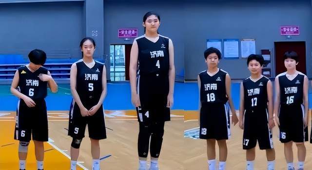 原创女篮未来的希望15岁女孩身高2米26追平姚明父母身份更不一般