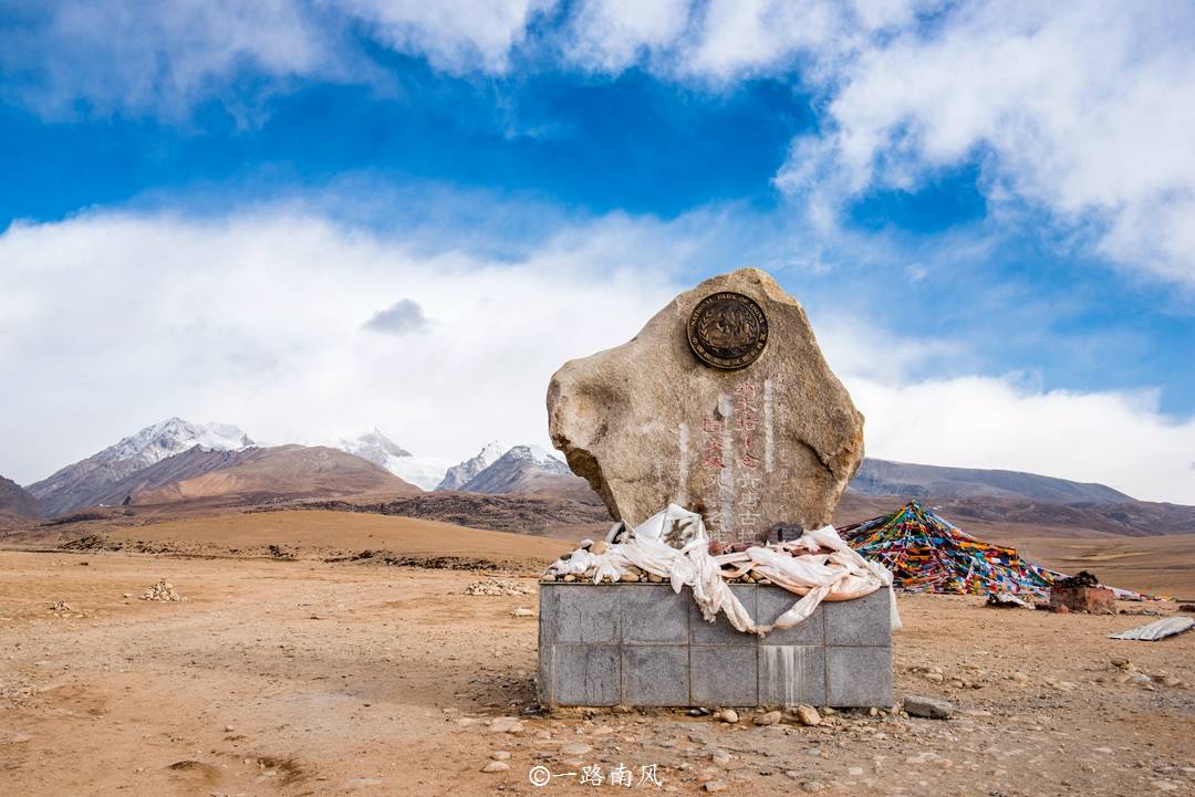 西藏三大神山之一，山上终年积雪，景色超美