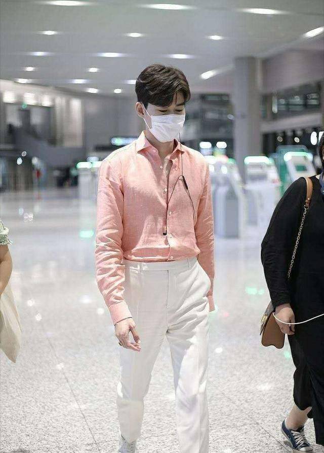 原创张翰变身粉红王子一身粉色衬衣搭白西裤好帅大长腿也太抢镜了