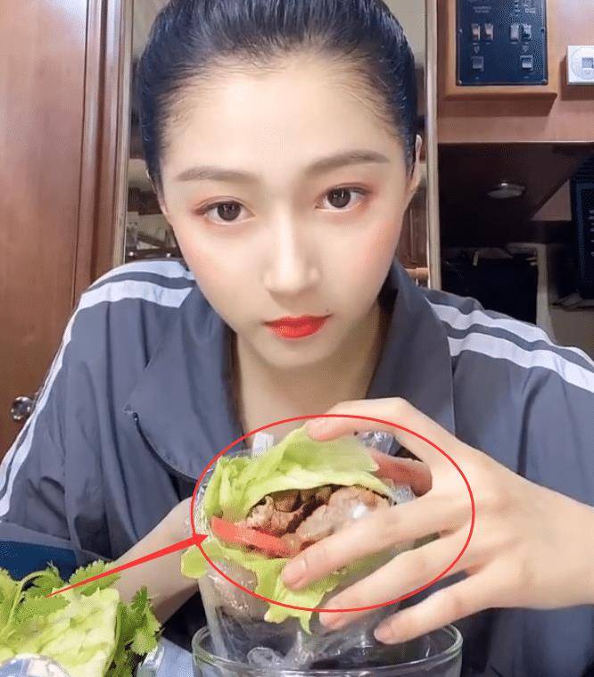 别人的三明治都是面包夹着肉,结果关晓彤这个就是拿生菜包着几片排骨