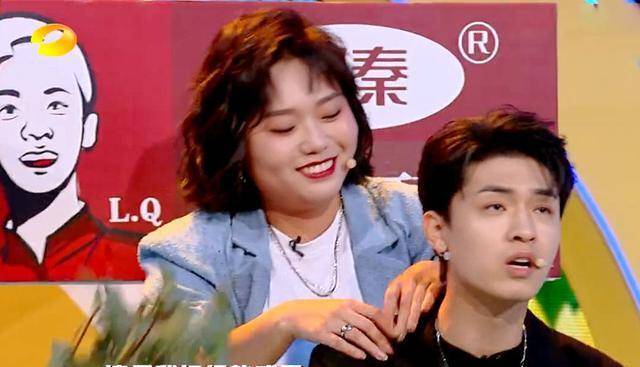 秦霄贤抓住了这个词的关键信息就是【妈妈】两个字,秦霄贤试图从别的