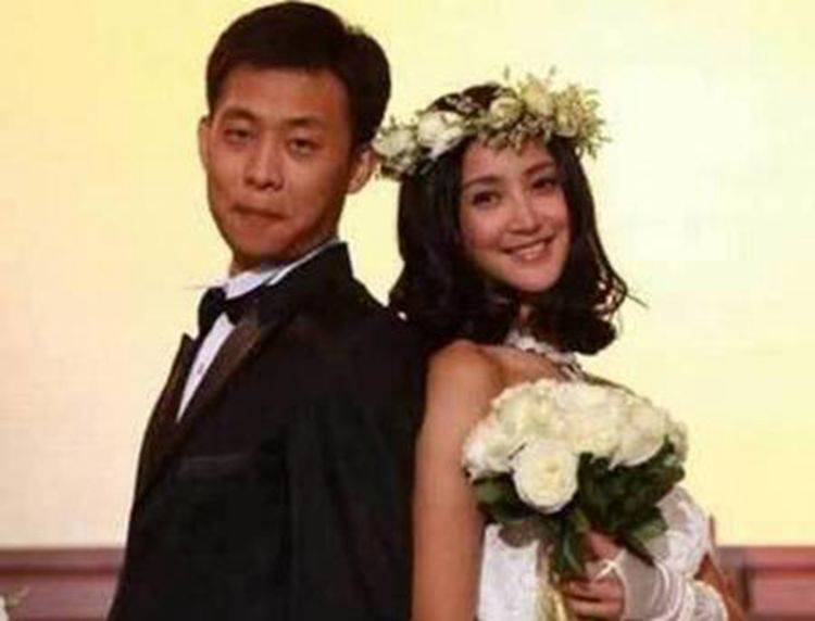 张译的老婆原来是她，被称为美女主持，虽是二婚却被宠成公主
