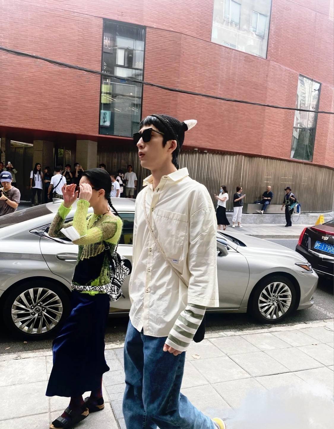 在街头拍到周迅井柏然,打扮个个很时髦,但周迅是特别真实矮!