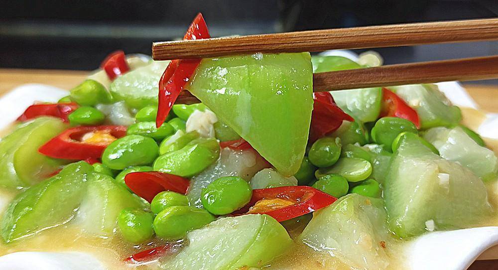 丝瓜炒毛豆是一道不错的下饭菜,怎么做才好吃?下锅顺序很重要_步骤_味