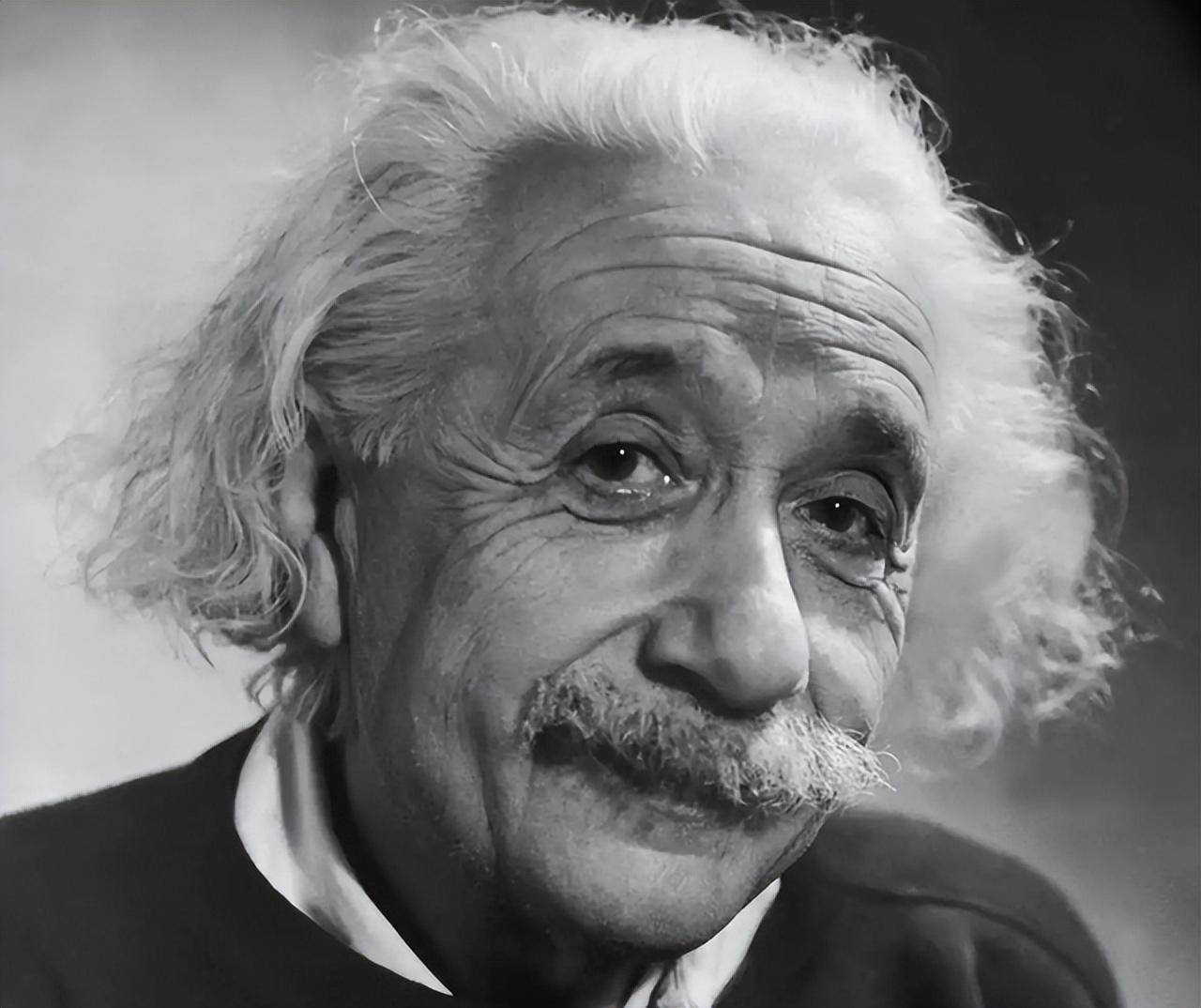原创爱因斯坦拍照只拍上半身看完原版全身照后网友笑出了声