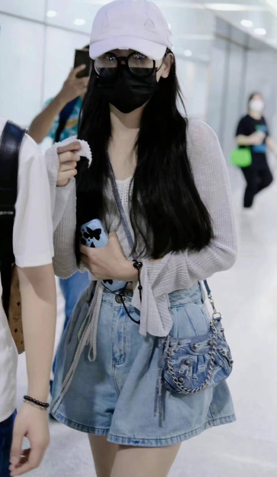 原创杨超越机场私服穿灰色针织开衫配牛仔短裤清新甜美