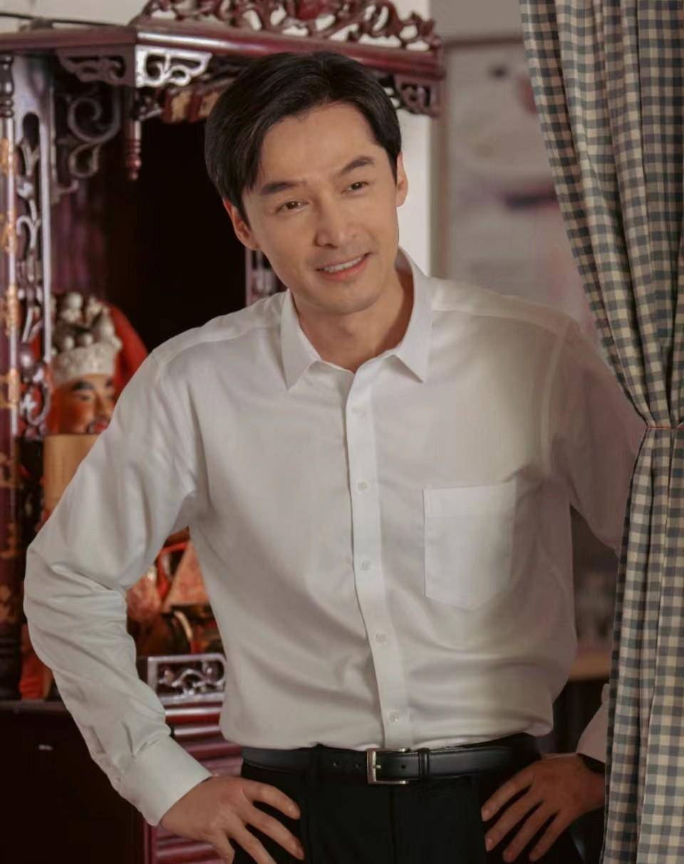 39岁胡歌新戏县委大院杀青,胸肌意外上热搜