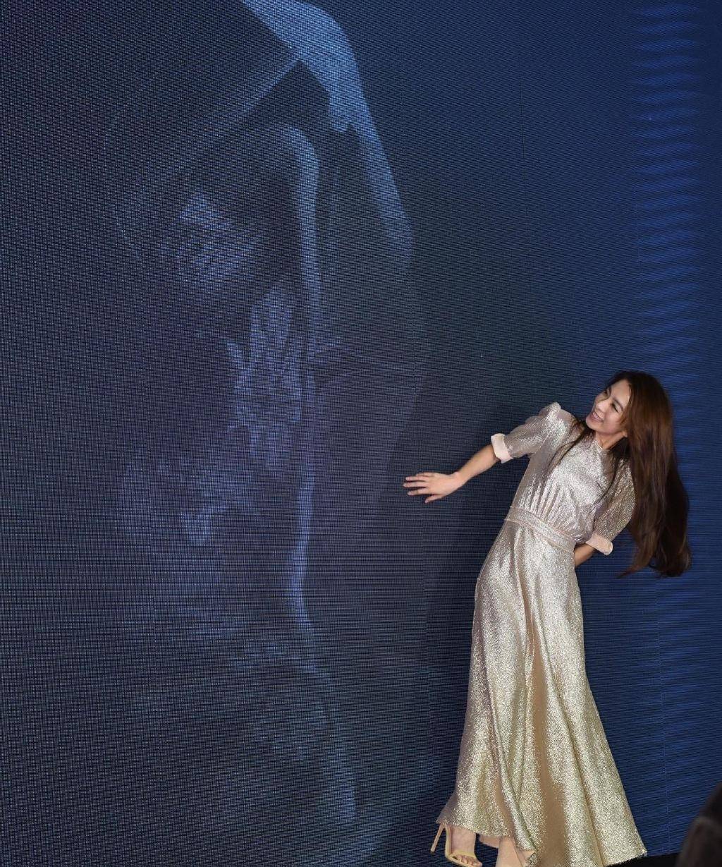 hebe难怪被大家喜欢,37岁亮片收腰裙,一如既往的优雅迷人_连衣裙_身材