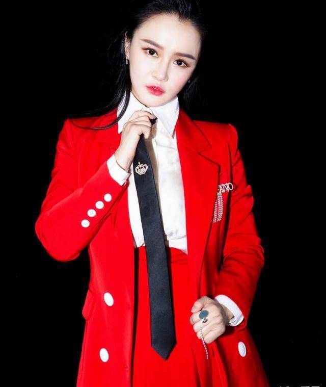 冉莹颖的"沙漏身材"真是绝了,不仅看着曲线好,穿衣更是时尚_黑色_红色