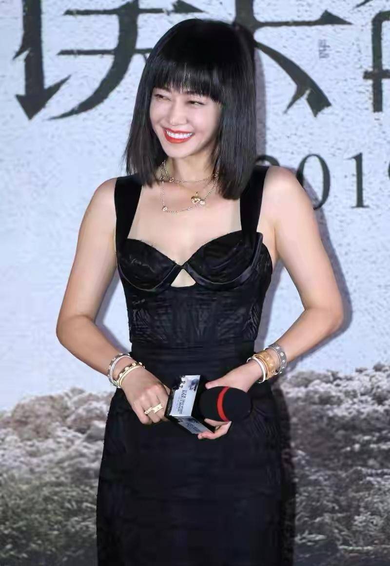 原创谭卓穿衣不拘束吊带礼服身材前挖出小三角时尚身材太时尚