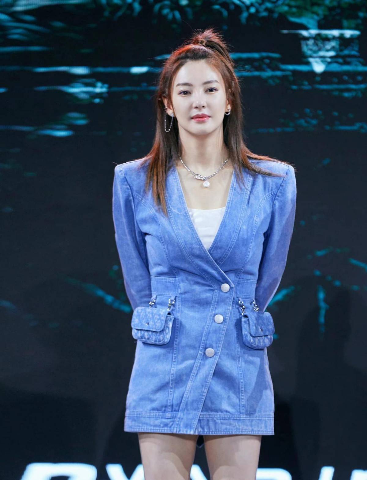 原创张雨绮这么穿真好看牛仔连衣裙甜美俏皮绑带凉鞋大秀细长双腿