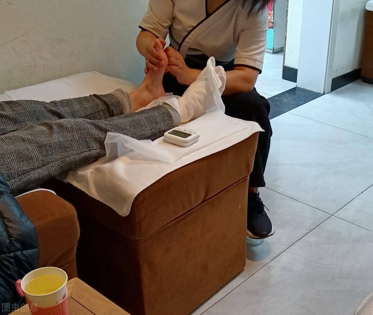 大妈沐足店,夏日晚饭后再来体验它_问题_洗脚_端盘子