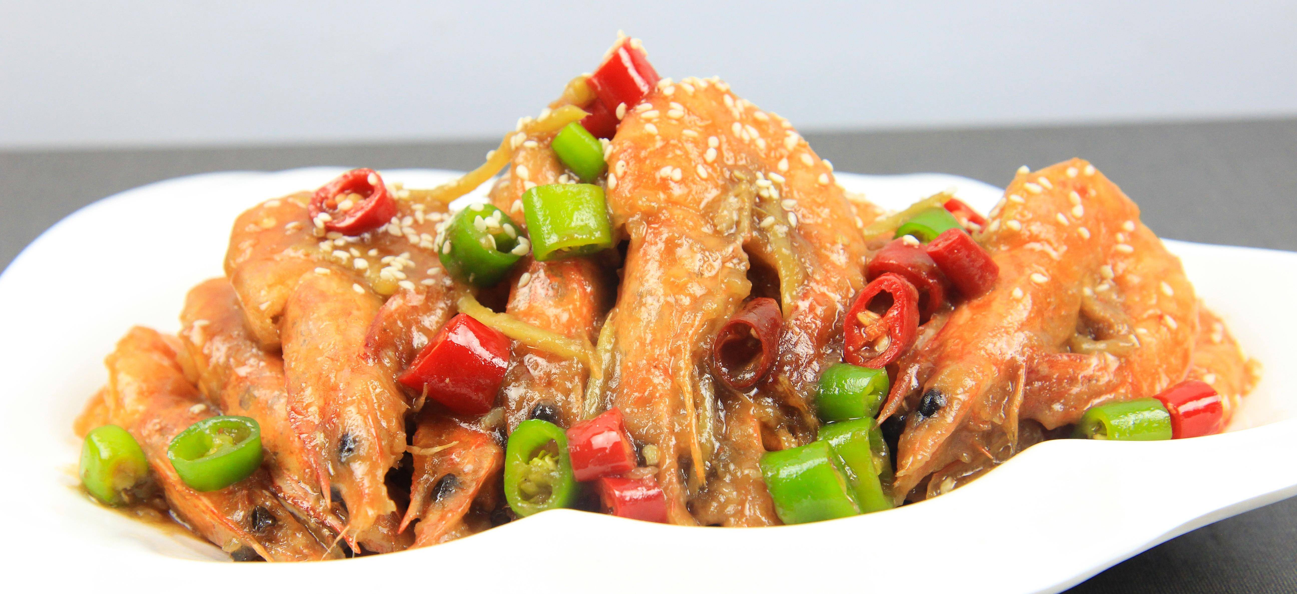 创意新菜"红烧可乐虾",汤汁味浓,鲜香入味,做法简单_大虾_红线椒_小葱