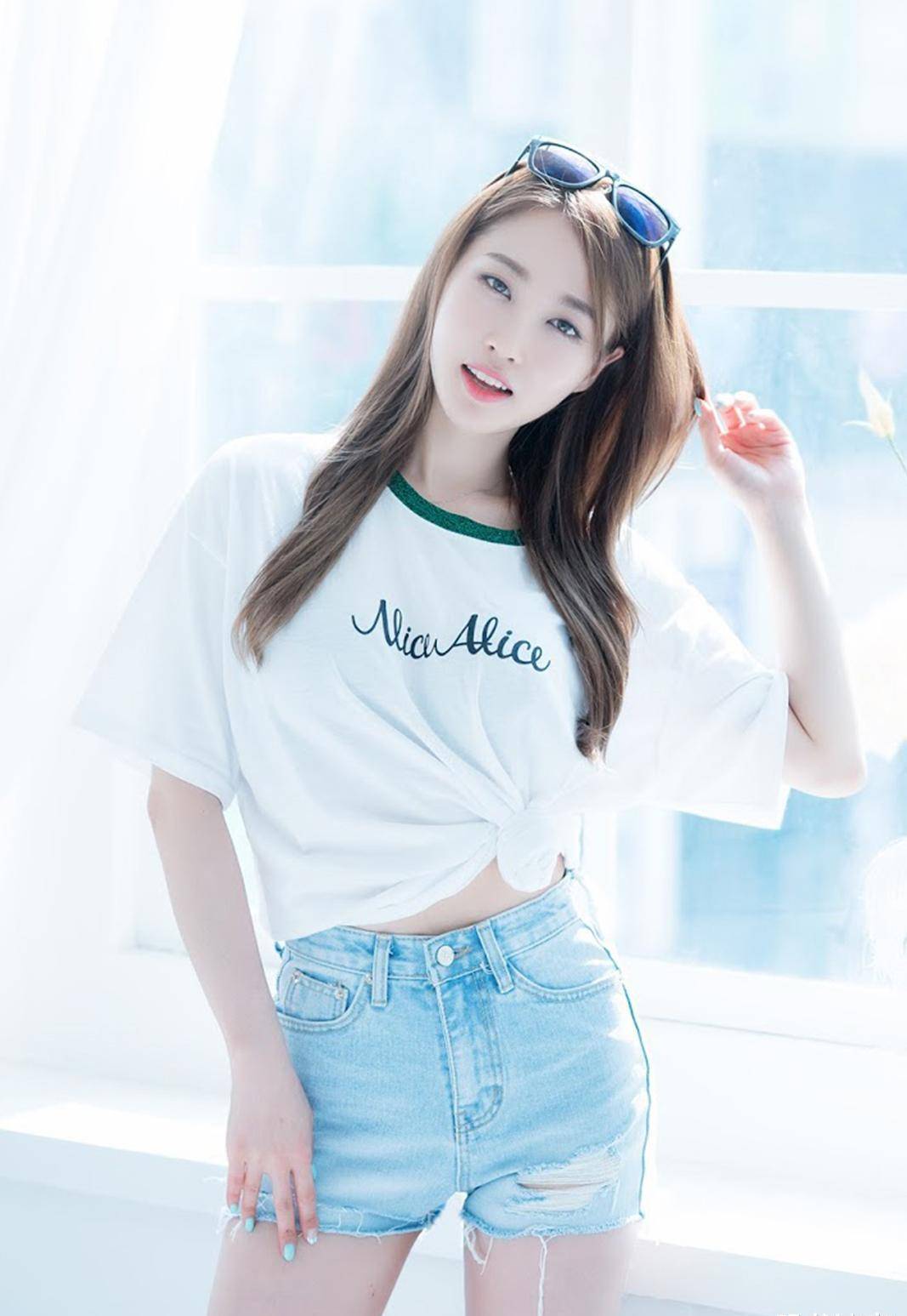 肤白貌美小姐姐的居家生活照,t恤配热裤的休闲打扮虽然不怎么惹眼