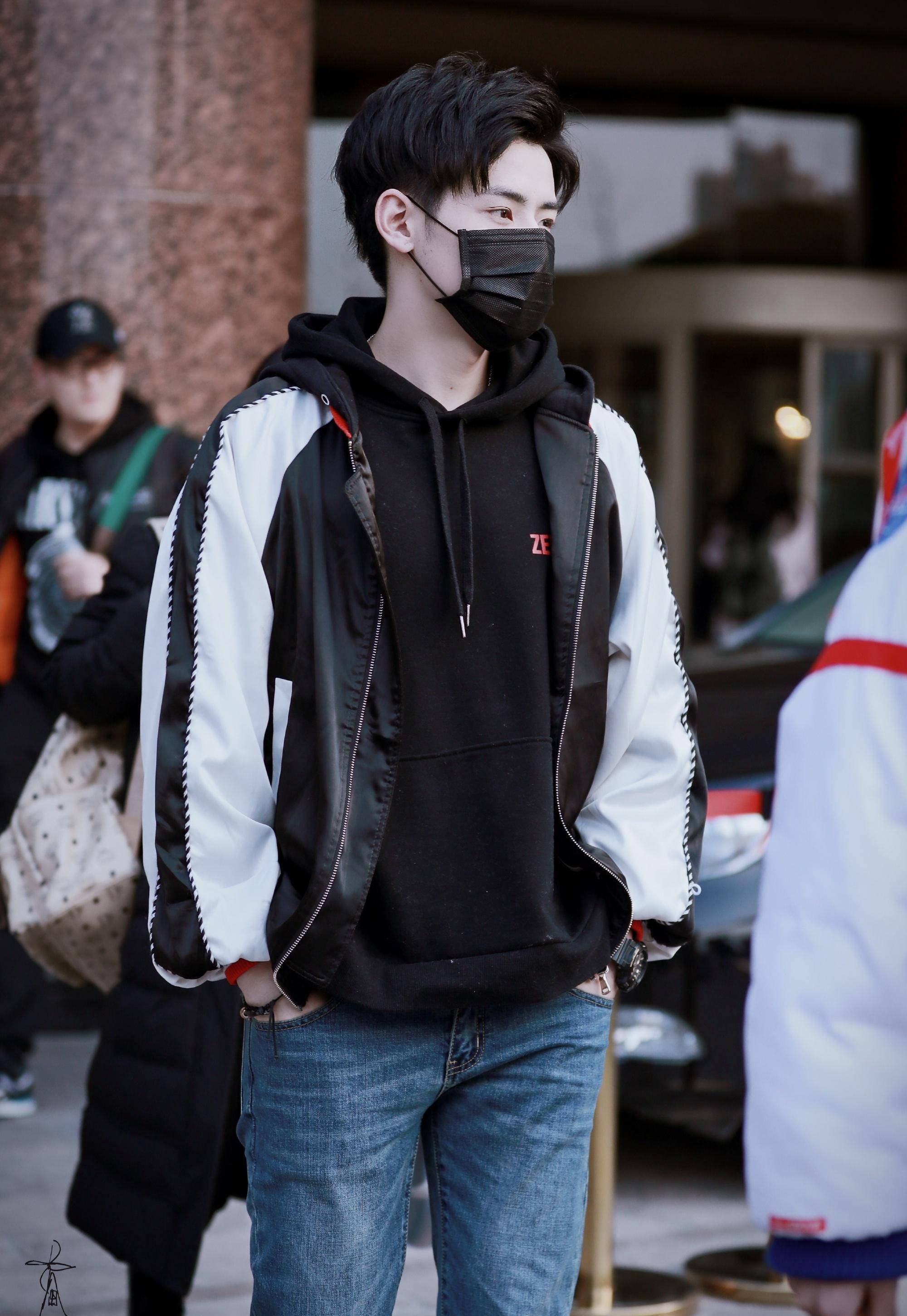 "霸道总裁"任豪手捧鲜花出场,西装搭配长款风衣,帅气迷人_黑色_外套