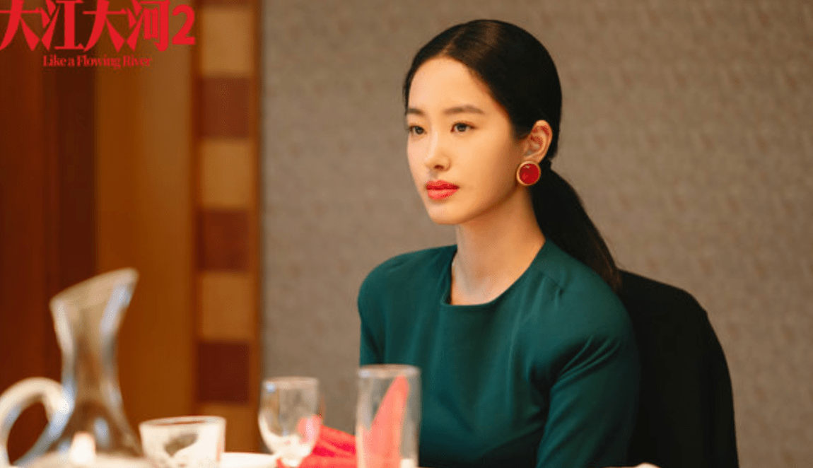 杨采钰深夜拍戏太认真!与男演员角落低调对戏,仰天大笑毫不顾忌