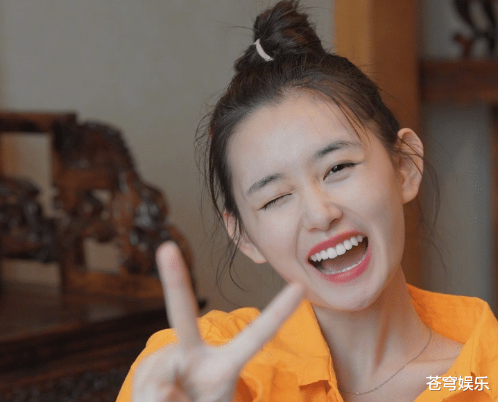 蒋依依在阳光下拍照,颜值皮肤都令人酸了,我却留意她抬手时的腰_照片