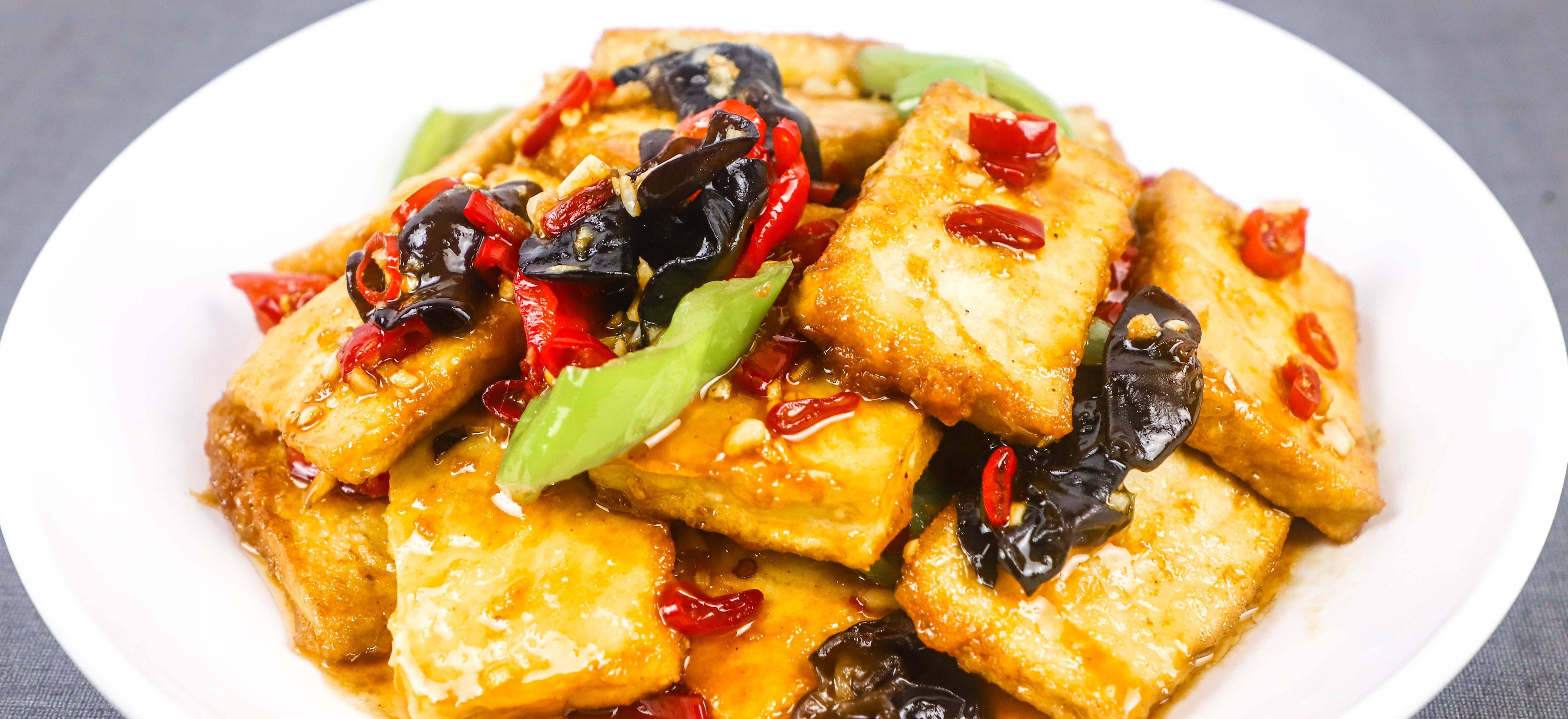 厨师长分享鱼香脆皮豆腐做法,豆腐煎的不破不碎,不粘锅,很入味_菜肴