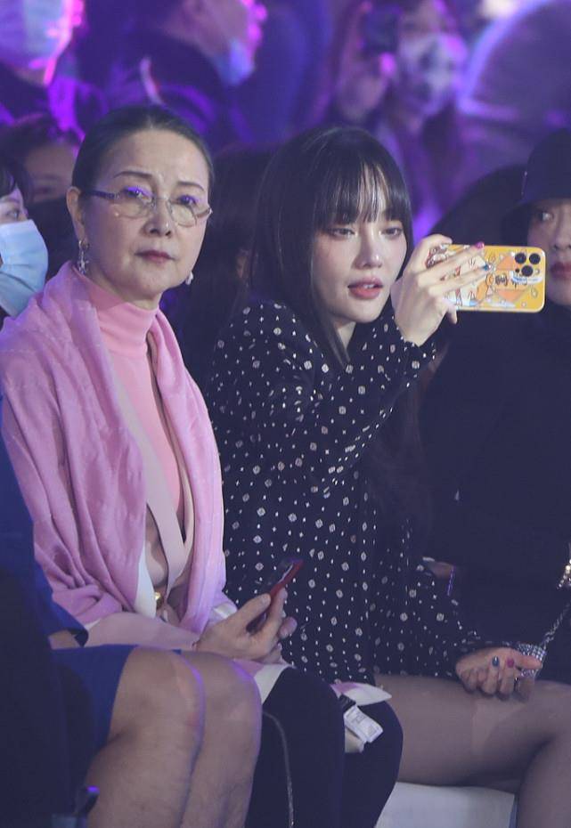 李小璐美丽的真好,看甜馨走秀穿的时尚,退圈多年依旧很有明星范_服装