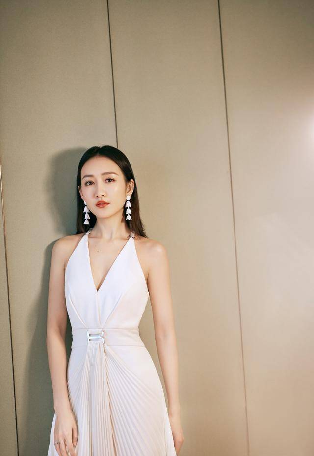 原创王鸥也太有料了穿深v大秀事业线真是太撩人