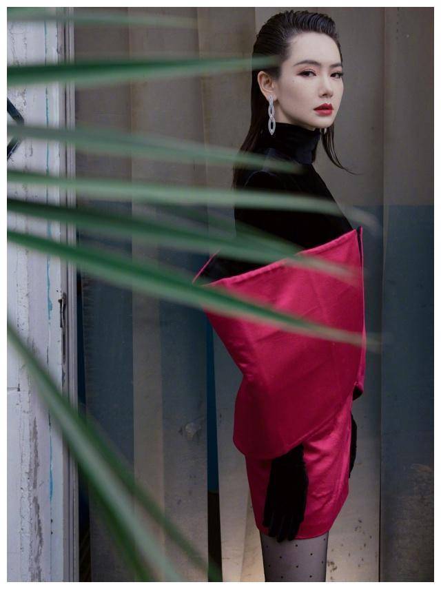 戚薇为凹造型真是拼穿一身束手装走红毯却依旧美艳动人