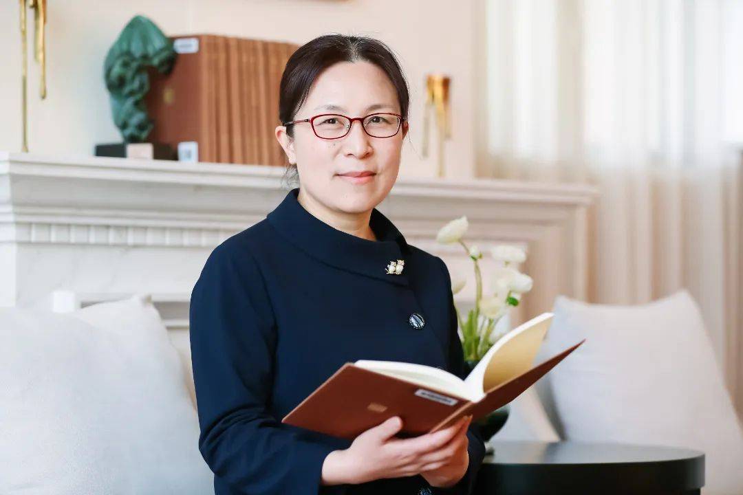 人士,直到这位老师开始她的自我介绍大家才知道她的真实身份是上海